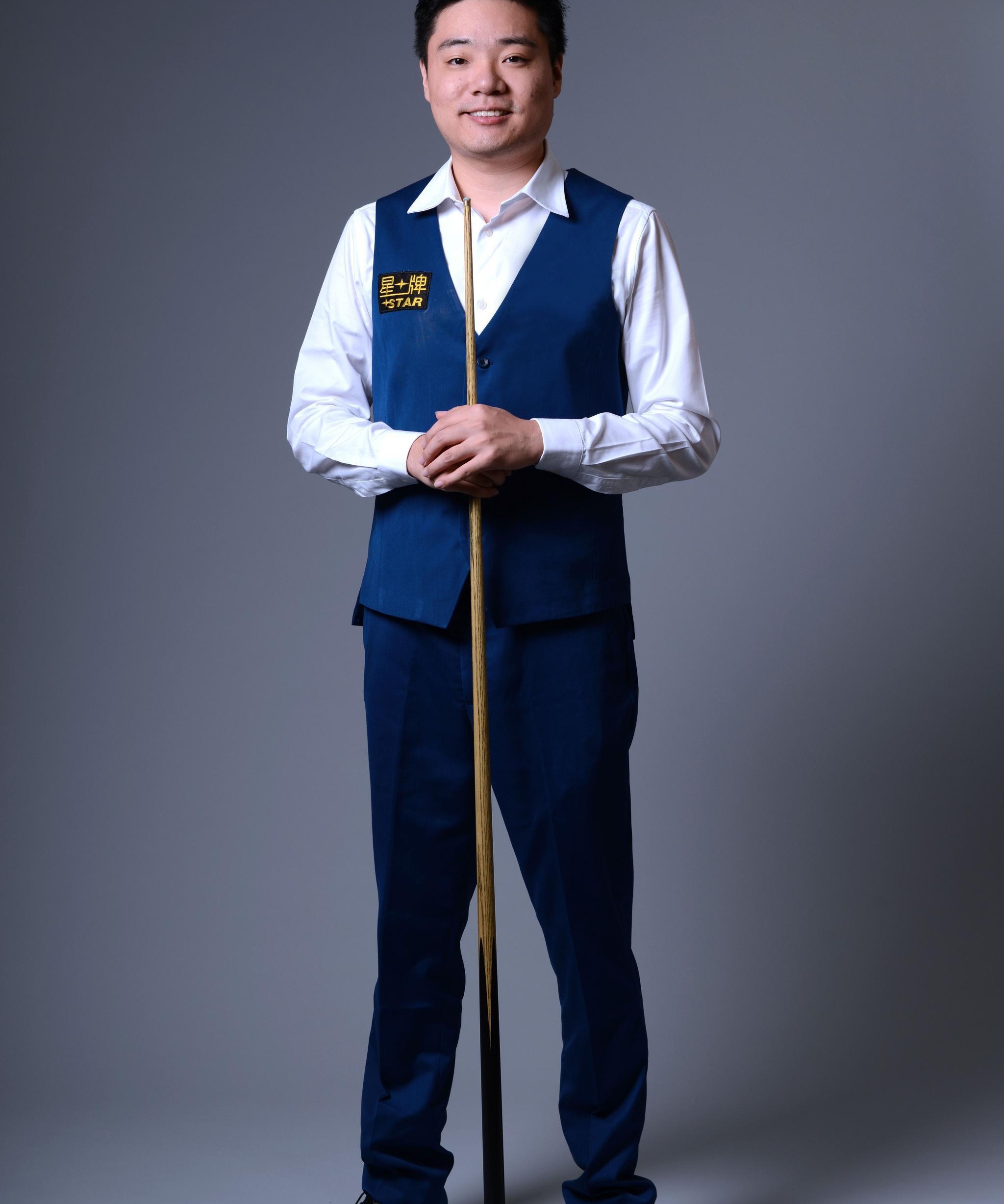 举止沉稳 举止沉稳