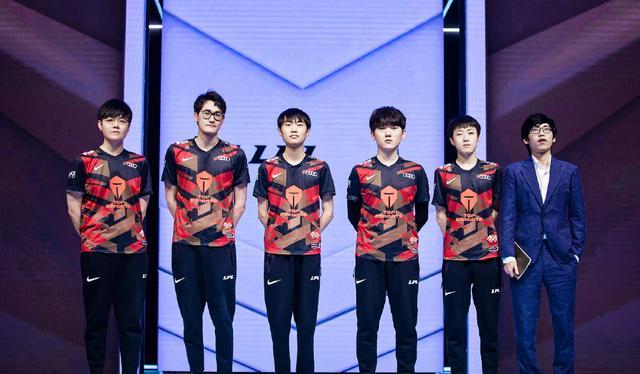 表现出了与 表现出了与