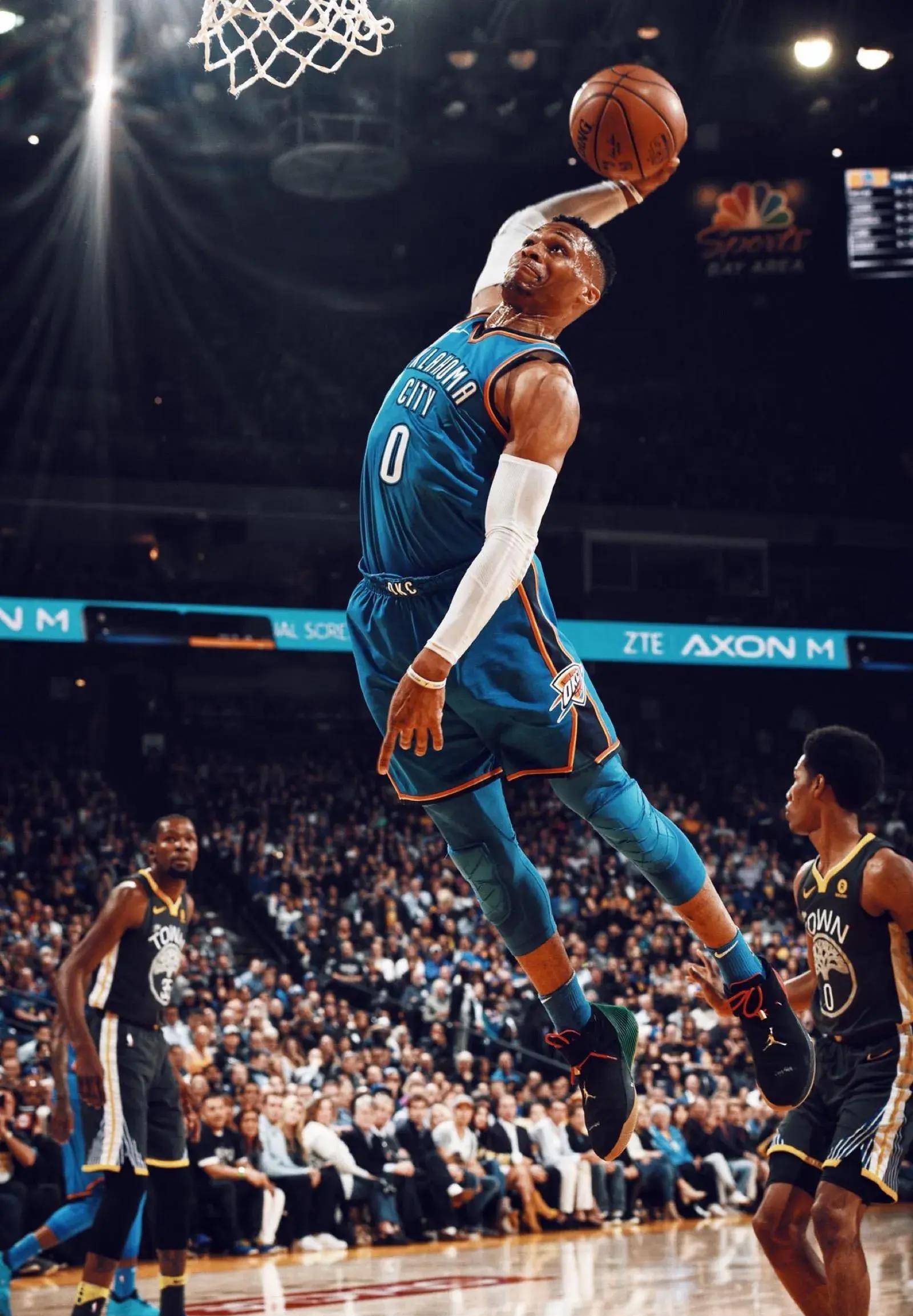 场出球与中 场出球与中