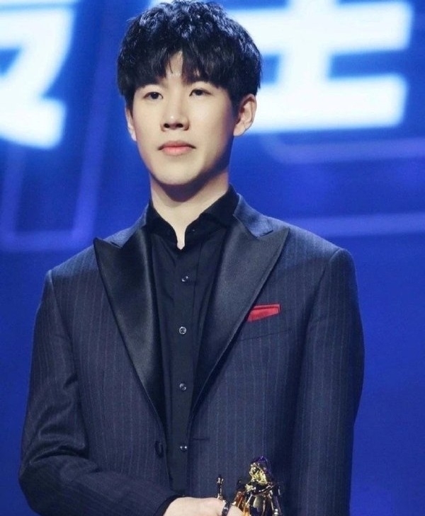 中场收放自 中场收放自